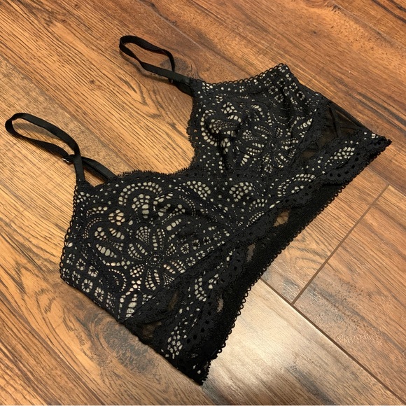 NEW Victoria’s Secret Lacey Design Bra - Picture 1 of 5